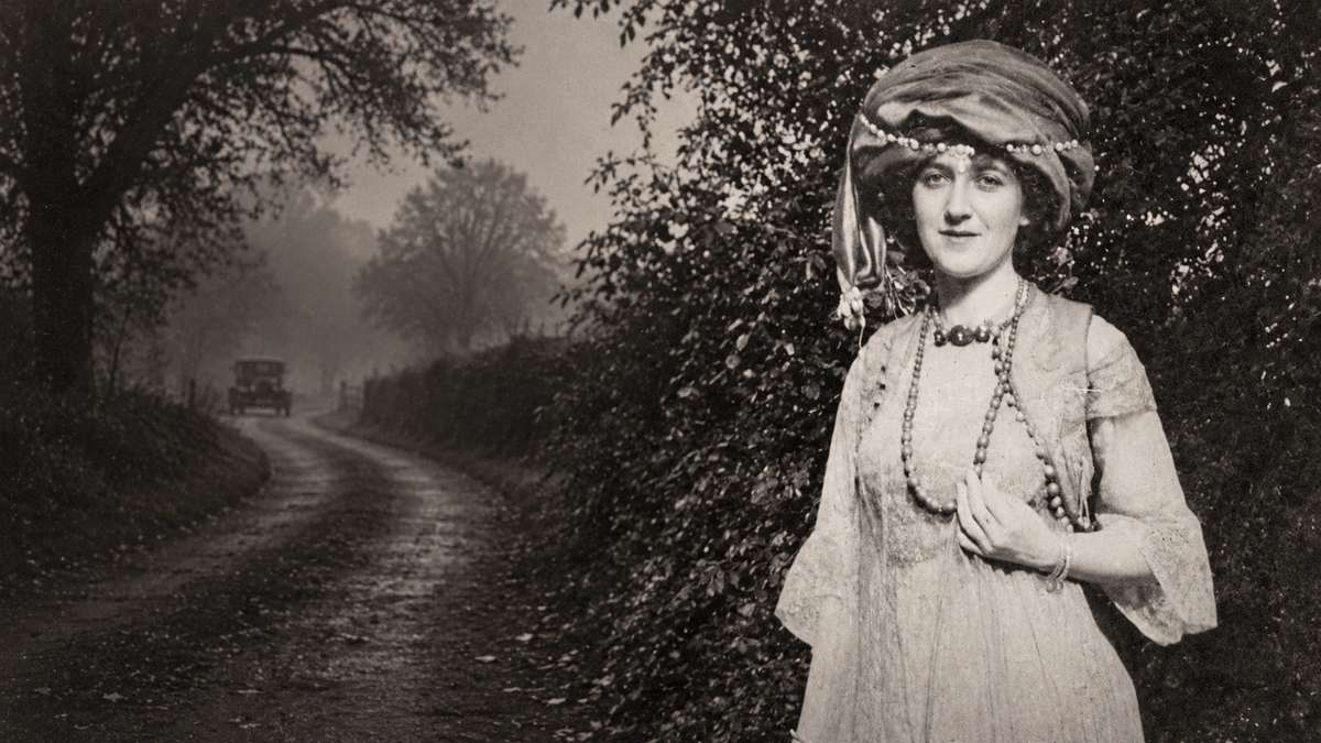 Agatha Christie junto a una recreación del escenario de su desaparición