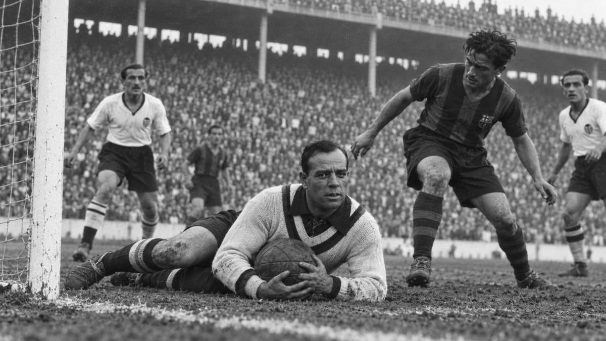 Recreación fotográfica de Ricardo Zamora deteniendo el balón junto a la portería durante la final de Copa de 1936