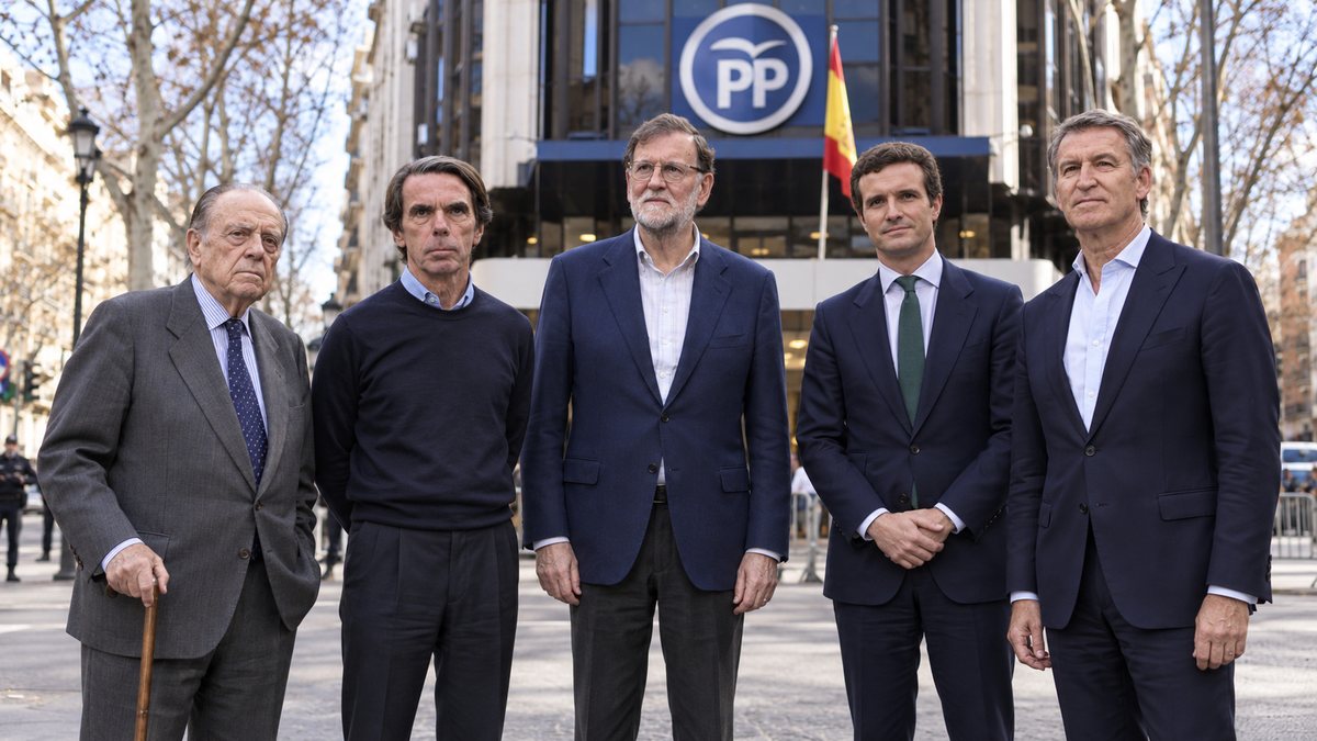 Recreación de Manuel Fraga, José María Aznar, Mariano Rajoy, Pablo Casado y Alberto Núñez Feijóo de cuerpo entero ante la sede del PP en la calle Génova de Madrid.