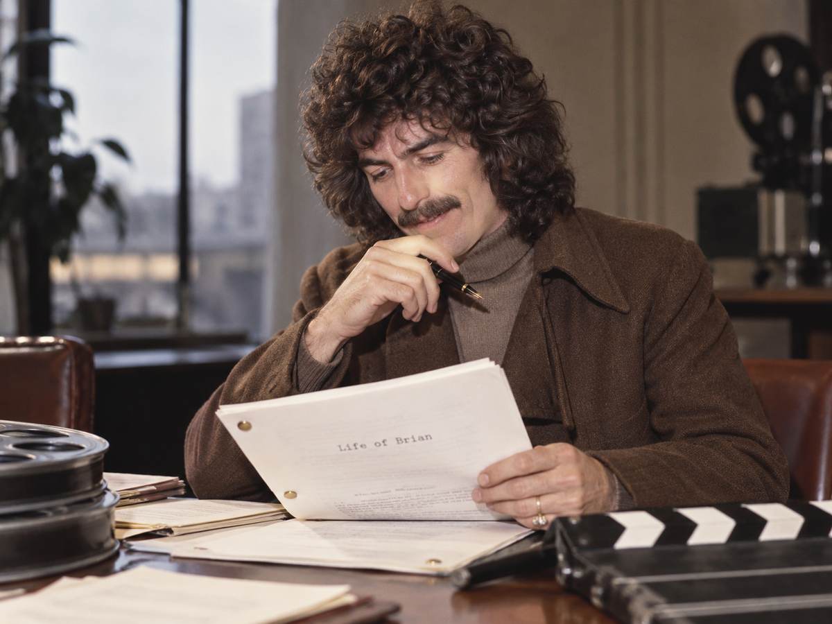 Recreación mediante inteligencia artificial de George Harrison examinando un guion de La vida de Brian