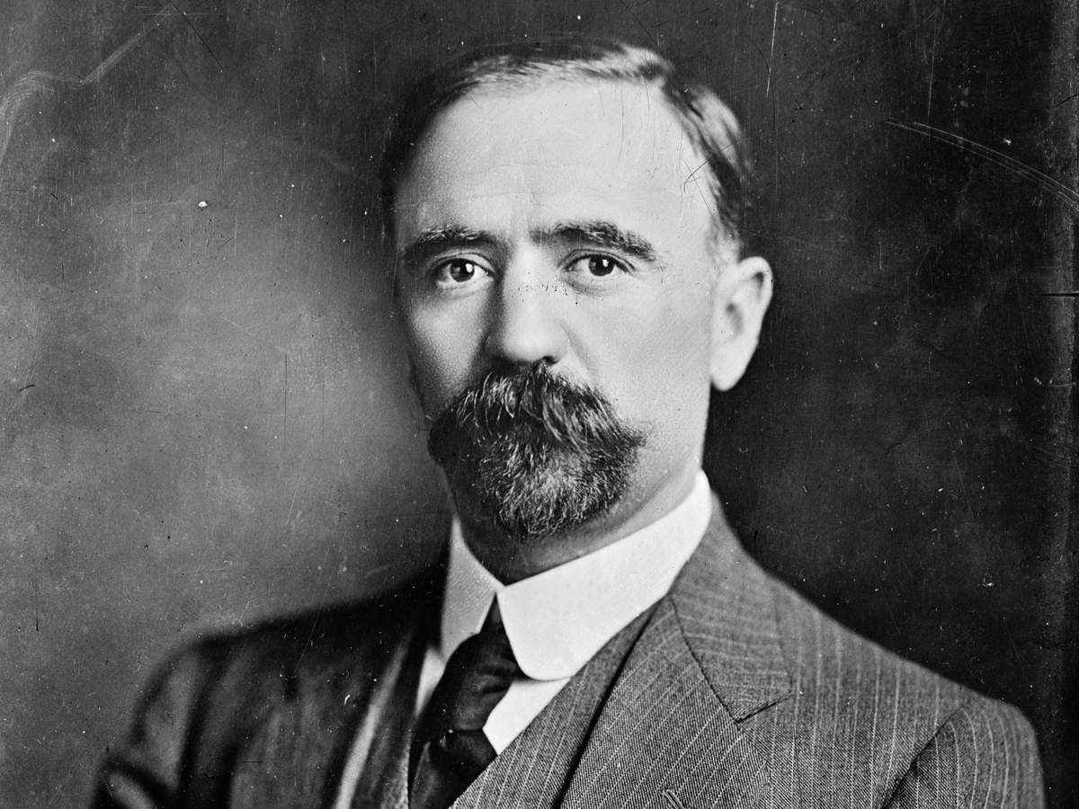 Retrato fotográfico de Francisco I. Madero, con traje y corbata.