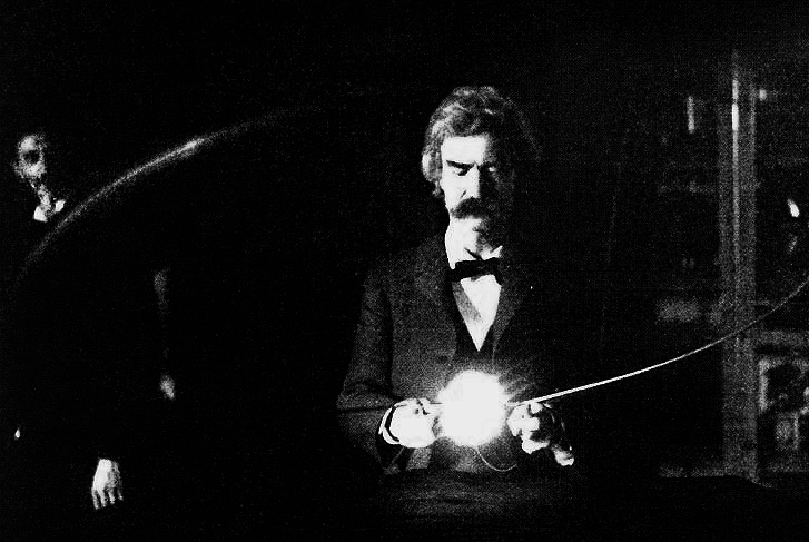 Mark Twain sostiene una lámpara experimental en el laboratorio de Nikola Tesla.
